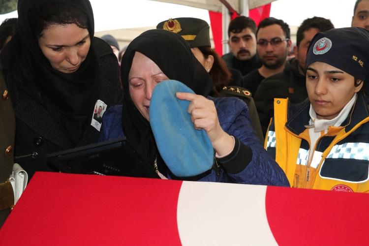 <p>Suriye'nin İdlib kentinde, rejim güçleri tarafından düzenlenen hava saldırısında şehit olan Uzman Onbaşı Tayfun Peker, memleketi Samsun'un İlkadım ilçesinde toprağa verildi.</p>

<p> </p>
