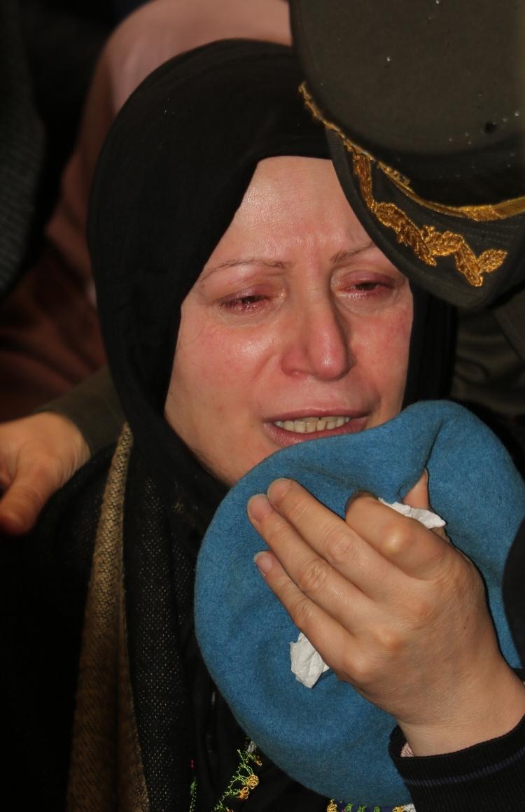 <p>Oğlunun fotoğrafına ve beresine sarılan şehit annesi Menşure Gürdal, “Kalk annem gidelim evimize. Karagözlüm, gel oğlum" diyerek, ağıt yaktı.</p>
<p> </p>