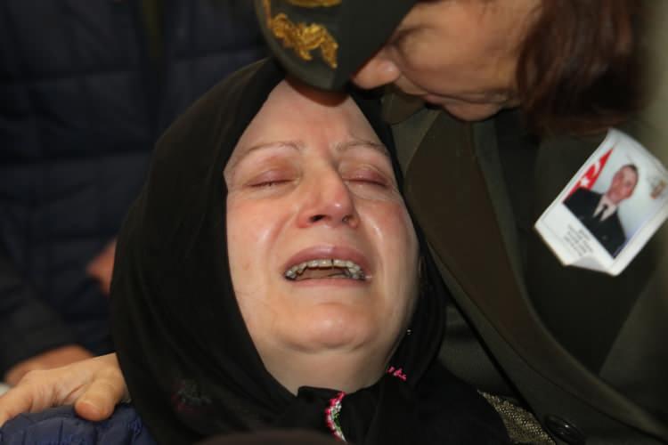 <p>Şehit Uzman Onbaşı Peker'in cenazesi, öğle namazının ardından kılınan cenaze namazı sonrası omuzlara alınarak, top arabasına taşındı. </p>