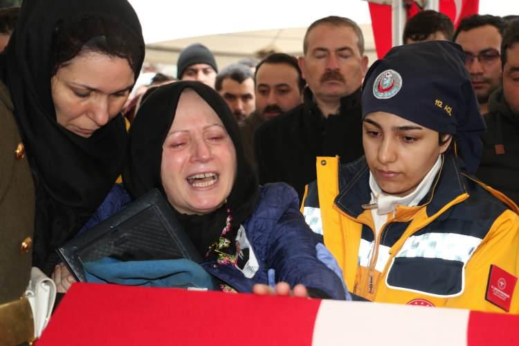 <p>Şehit Peker'in cenazesi Canik ilçesi Düvecik Mahalle Mezarlığı’na götürülerek gözyaşları arasında toprağa verildi. </p>