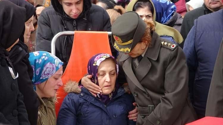 <p>İdlib’de yaşanan hain saldırıda şehit olan Tekirdağlı Piyade Uzman Onbaşı Birhan Er’in cenazesi Tekirdağ’ın Çorlu ilçesi Hacı Mehmet Şirikçi Camisi’nden kaldırıldı. Şehidin cenazesine binler katıldı.</p>
<p> </p>