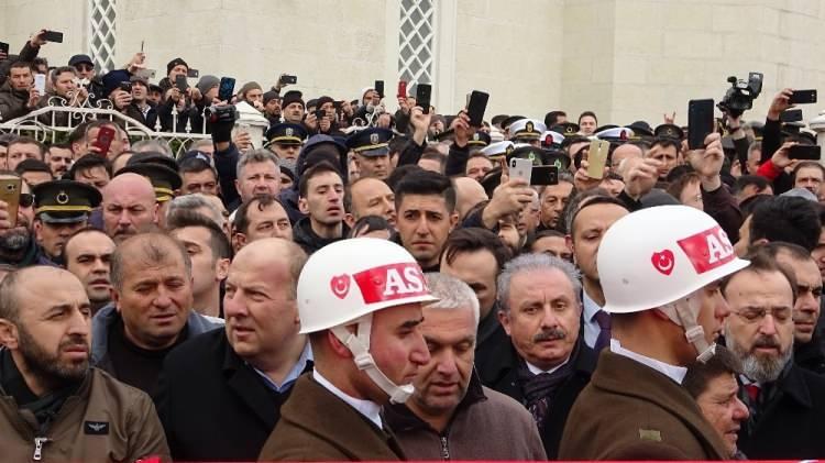 <p>Hacı Mehmet Şirikçi Camisi’nde düzenlenen törende şehidin annesi Fahriye Er ve babası İhsan Er ve yakınları taziyeleri kabul etti. Cenazede 112 acil sağlık ekipleri de hazır bekletilirken, şehidin anne ve babasın zorlukla ayakta durabildi. 112 acil sağlık ekipleri zorlukla ayakta durmaya çalışan şehidin annesini sandalyede sakinleştirmeye çalıştı.</p>
<p> </p>