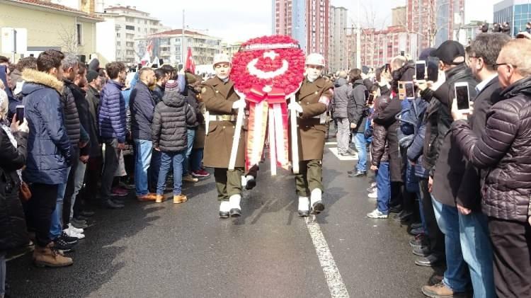 <p>Öğle namazını müteakip kılınan cenaze namazının ardından şehit Birhan Er’in naaşı top aracına bindirildi. Şehit Er’in cenazesi mezarlığa götürülürken cadde boyunca yoğun kalabalıklar oluştu. Cadde boyunca dualar okunurken şehidin cenazesi Çorlu Şehitliği’ne defnedildi.</p>

<p> </p>
