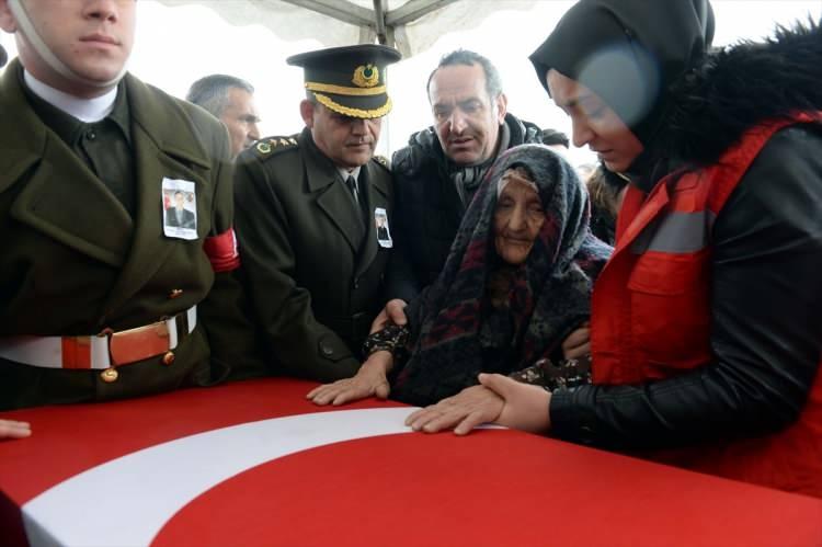 <p>Suriye'nin İdlib kentinde rejim unsurlarının düzenlediği hava saldırısı sonucu şehit olan Piyade Uzman Çavuş Adem Akın'ın cenazesi, memleketi Tokat'ta toprağa verildi. Şehit yakınları şehit Akın'ın tabutuna sarılarak göz yaşı döktü.</p>

<p> </p>
