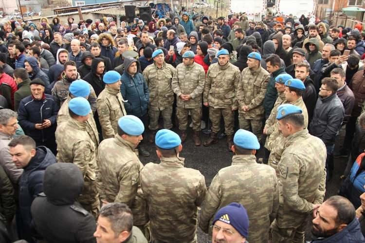 <p>Suriye'nin İdlib kentinde Esed rejimi unsurlarının saldırısı sonucu şehit olan Piyade Uzman Onbaşı Nihat Kara, Tekirdağ'ın Saray ilçesinde son yolculuğuna uğurlandı.</p>

<p> </p>
