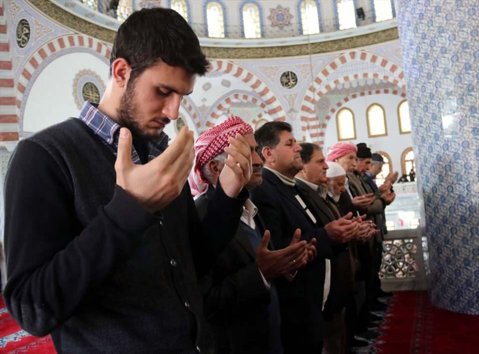 <p>Suriye'nin İdlib kentinde rejim unsurlarının hava saldırısı sonucu şehit olan askerler için Şanlıurfa'da gıyabi cenaze namazı kılındı. </p>
<p> </p>