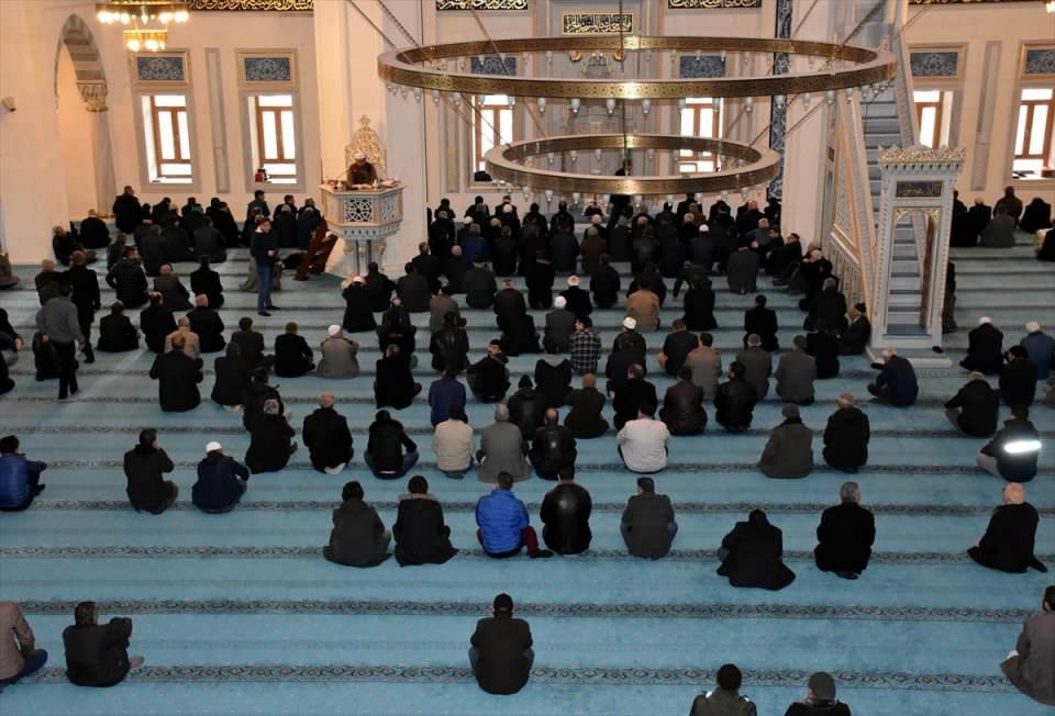 <p>İdlib'de rejim unsurlarının hava saldırısı sonucu şehit olan askerler için Kırıkkale'de cuma namazı öncesi Kur'an-ı Kerim okundu, dua edildi.</p>
<p></p>