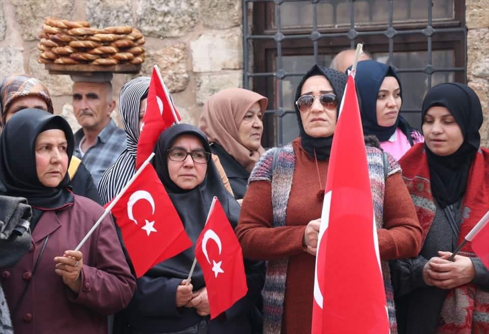 <p>Adana'da, sivil toplum kuruluşları ve vatandaşlar, İdlib'de rejim unsurlarının hava saldırısını protesto etti. Sivil İnisiyatif Meclisi (ASİM) öncülüğünde cuma namazı çıkışı Ulu Cami önünde toplanan kalabalık, ellerinde Türk bayraklarıyla slogan atarak saldırıya tepki gösterdi.</p>
<p> </p>