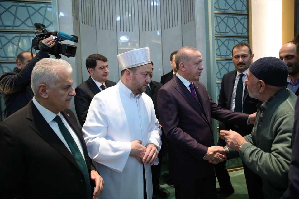 <p>Türkiye Cumhurbaşkanı Recep Tayyip Erdoğan, cuma namazını Ankara'da Millet Camisi'nde kıldı. Cumhurbaşkanı Erdoğan namazın ardından vatandaşlarla selamlaştı.</p>
<p> </p>
