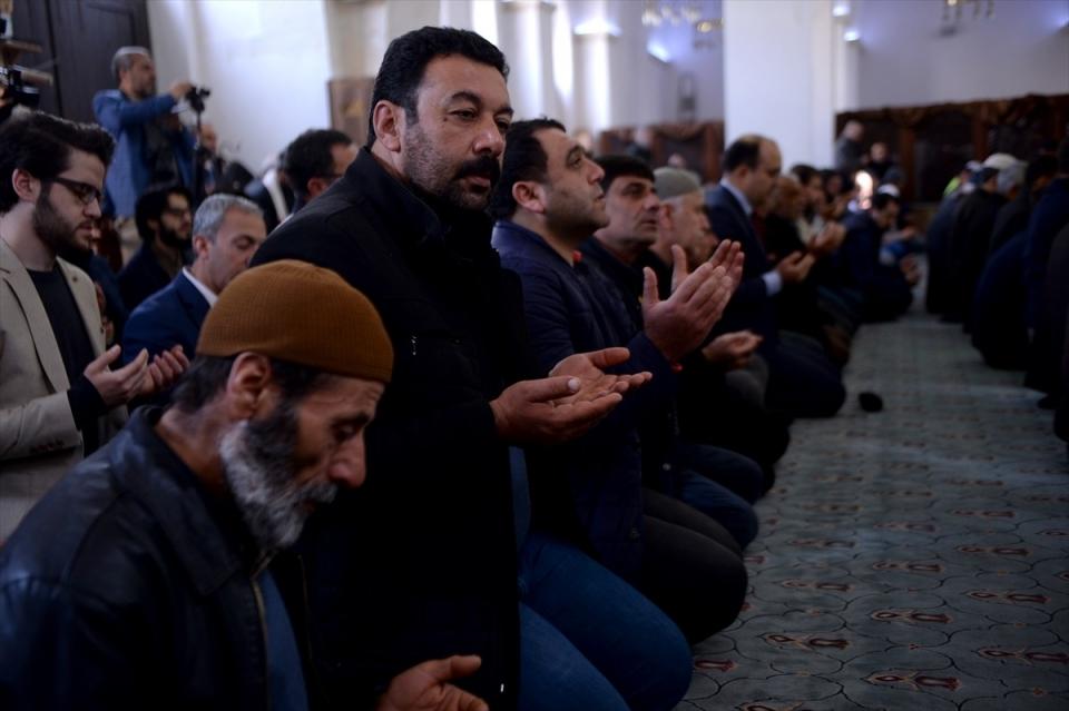 <p>Kilis Kardelenler Akademi Derneği (KİKAD) ve İl Müftülüğü iş birliğiyle İdlib'de rejim unsurlarının hava saldırısı sonucu şehit olan askerler için 100 hatim indirildi. </p>
<p> </p>
