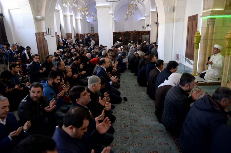 <p>Hava saldırısı sonucu şehit olan askerler için tarihi Ulu Camide cuma namazı öncesi Kur'an-ı Kerim okundu dualar edildi.</p>