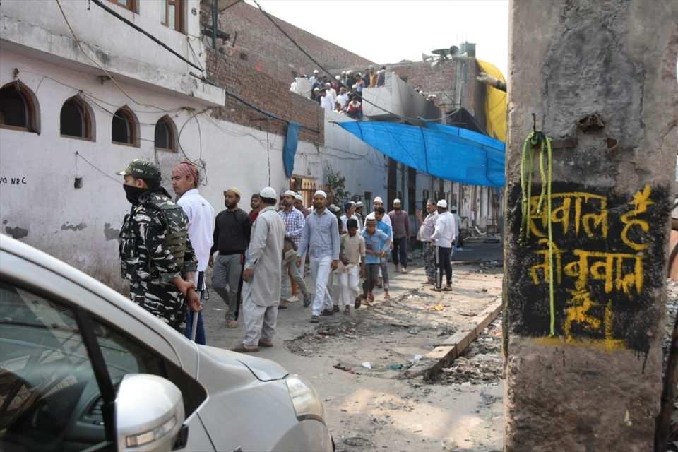 <p>Hindistan'da, Pakistan, Afganistan ve Bangladeş'ten gelen 6 dini gruba vatandaşlık yolunu açan ancak aynı durumdaki Müslüman göçmenleri kapsam dışı bırakacak şekilde değiştirilen "Vatandaşlık Yasası"na karşı devam eden protestolarda yasaya karşı çıkan ve destekleyen gruplar arasındaki çatışmaların şiddetlendiği Delhi'deki Mustafabad bölgesinde bir cami ateşe verilmişti.</p>
<p> </p>