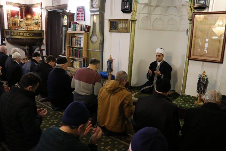 <p>Kuzey Makedonya'nın başkenti Üsküp'te cuma namazında, dün gece İdlib'de şehit olan Türk askerleri için dua edildi. Cuma namazı için camileri dolduran Müslümanlar, Eski Üsküp Çarşısındaki tarihi Murat Paşa Camisine de akın etti.</p>
<p> </p>