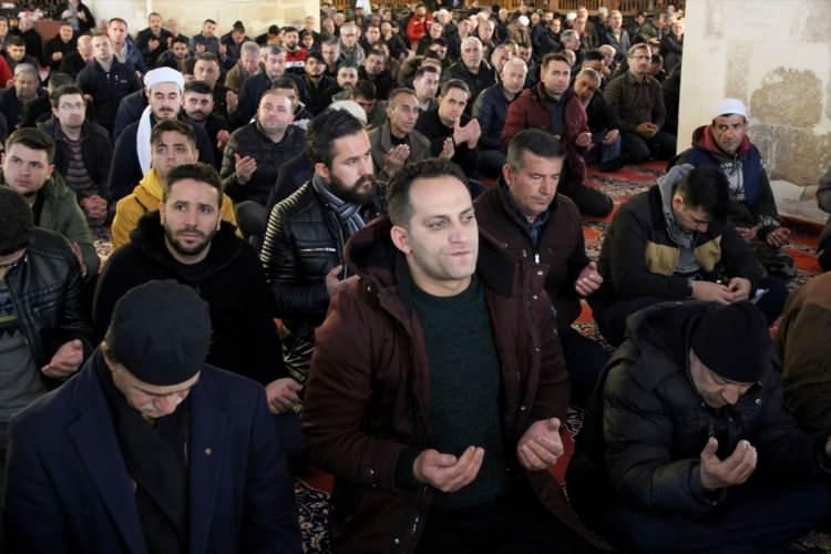 <p> Kılıçla hutbe geleneğinin sürdürüldüğü camide, vatandaşlar ellerini semaya açarak İdlib şehitleri için dua etti, Allah'tan Türk ordusuna yardım niyazında bulundu.</p>