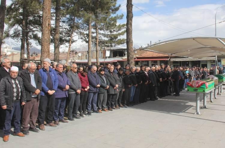 <p>Erzincan’da, Suriye’nin İdlib kentinde rejim güçlerinin düzenlediği hava saldırısı sonucu şehit olan 33 Mehmetçik için cuma namazının ardından Cami Kebir Camisi’nde gıyabi cenaze namazı kılındı.</p>