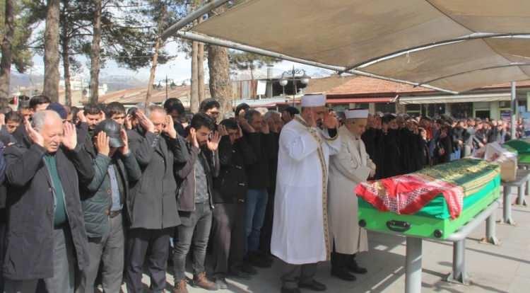 <p>Suriye’nin İdlib kentinde rejim güçlerinin düzenlediği hava saldırısı sonucu 33 Mehmetçiğin şehit olması dolayısıyla Cami Kebir Camisi avlusunda toplanan vatandaşlar, cuma namazının ardından saf tuttu. </p>
<p> </p>
