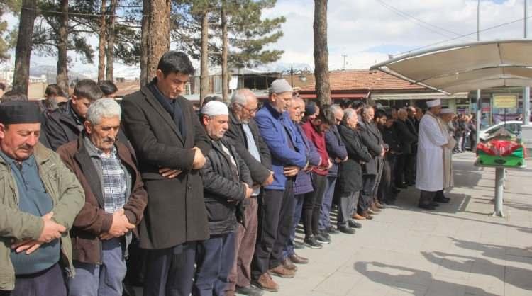 <p>Vatandaşlar, hep birlikte şehitler için gıyabi cenaze namazı kıldı. Namazı kıldıran Erzincan İl Müftüsü Mehmet Emin Çetin, bütün şehitler için Allah’tan rahmet diledi. Cuma hutbesinde şehitlere rahmet okunurken, birlik ve beraberlik vurgusu yapıldı.</p>