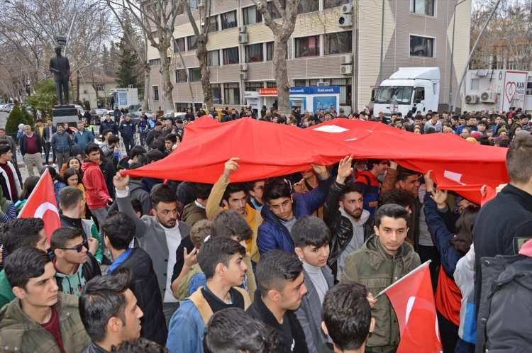 <p>Adıyaman'da sivil toplum kuruluşları ve vatandaşlar, İdlib'de rejim unsurlarının hava saldırısı sonucu 33 askerin şehit düştüğü saldırıyı protesto etti. Gölbaşı ilçesinde vatandaşlar, 15 Temmuz Demokrasi Meydanı'nda ellerinde Türk bayraklarıyla saldırıyı kınadı.</p>
<p> </p>