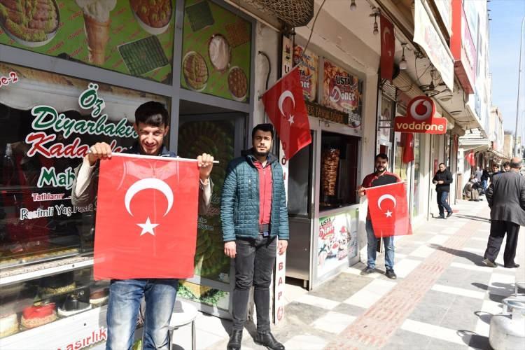 <p>Suriye'nin İdlib kentinde Esed rejimi unsurlarının hava saldırısı sonucu şehit olan askerler için Malatya, Şanlıurfa, Gaziantep, Kilis ve Adıyaman'da cuma namazı öncesi Kur'an-ı Kerim okundu, gıyabi cenaze namazı kılındı.</p>

<p> </p>
