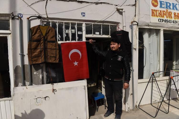 <p> Şanlıurfa'nın Ceylanpınar ilçesinde ise belediye tarafından esnafa Türk bayrağı dağıtıldı.</p>
