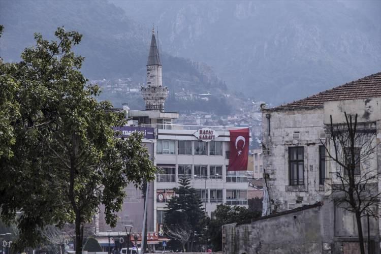 <p>Hatay'ın merkez Antakya ilçeisnde, dün düzenlenen saldırıya tepki gösteren ve Mehmetçik için tek yürek olan vatandaşlar evlerine ve iş yerlerine Türk bayrakları astı.</p>
<p> </p>
