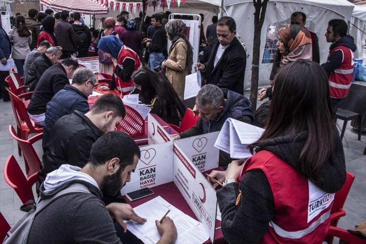 <p>Hatay'ın merkez Antakya ilçesi Ulu Cami önünde Türk Kızılay görevlilerince açılan stantlarda vatandaşlar, muhtemel ihtiyaç için kan bağışında bulundu.</p>
<p> </p>