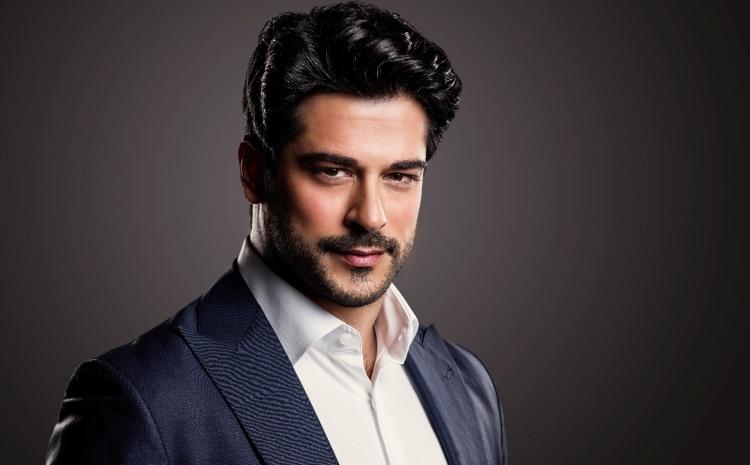 <p><strong>Burak Özçivit ile eşi Fahriye Evcen, sosyal medya paylaşımında "Milletimizin başı sağ olsun" yazılı bayrak fotoğrafı paylaştı. </strong></p>