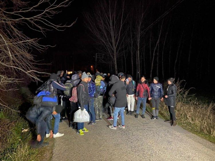 <p>Yunanistan’a açılan Pazarkule Sınır Kapısı’na doğru yürüyüşe geçen mültecilerin sayısının sürekli arttığı görüldü.</p>
