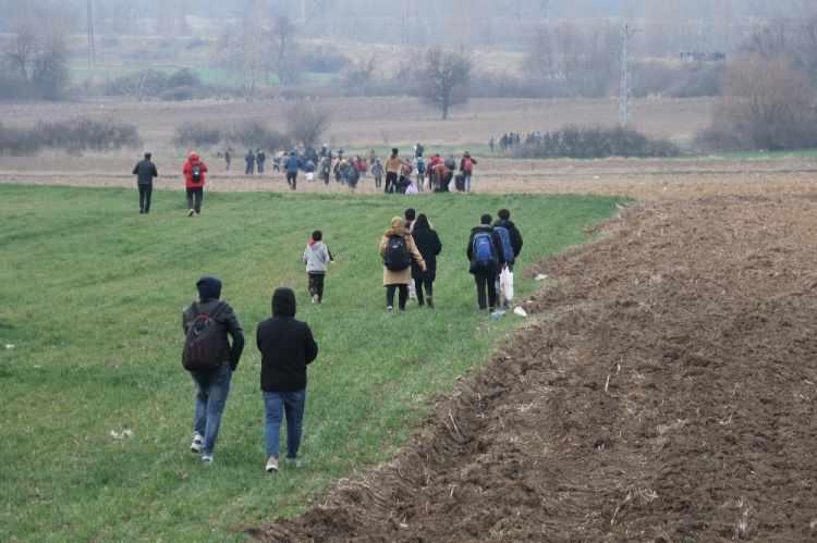 <p>Mülteciler, Pazarkule Sınır Kapısı’na ulaşmak için tarlalardan geçerek, Meriç Nehri’ne ulaşmaya çalışıyorlar.</p>
