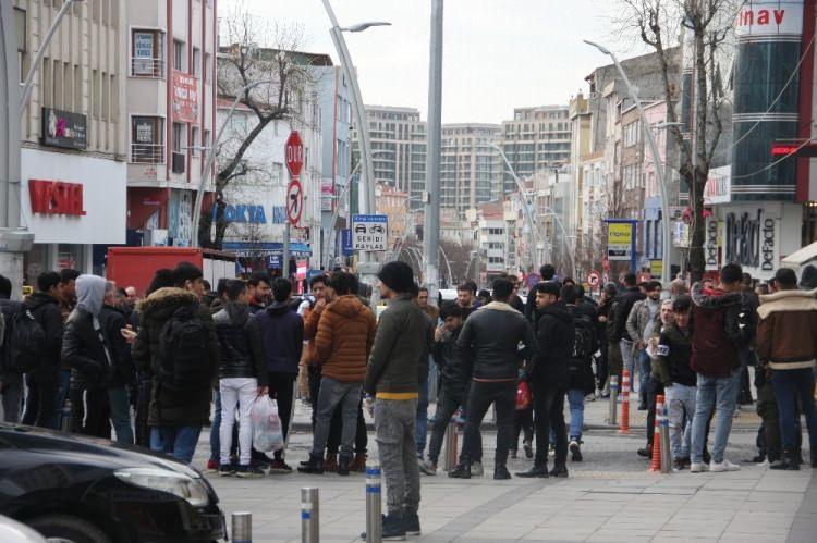 <p>Göçmenlere Avrupa kapılarının açılmasının ardından İstanbul’da yaşayan çok sayıda mülteci sınır kapılarına gitmek için harekete geçti. Zeytinburnu’nda Edirne’ye girmek üzere toplanan bir grup mülteci kameralara yansıdı.<br />
 </p>
