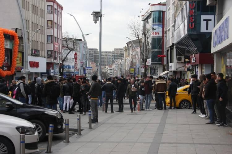 <p>İdlib’deki saldırının ardından Türkiye, Suriyeli mültecilerin kara ve deniz yoluyla Avrupa’ya geçmesine engel olmayacağını açıkladı.</p>
