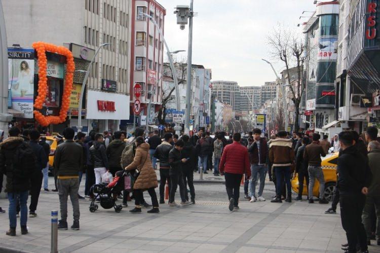 <p>Bazıları ise kendi araçlarıyla Edirne’ye doğru yola çıktı. Avrupa’ya gitmeye çalışan mülteciler havadan da görüntülendi.</p>
