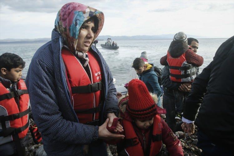 <p>Midilli'de düzensiz mülteci hareketliliği de sürüyor</p>