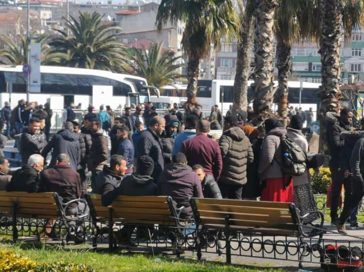 <p>Avrupa'ya geçmek isteyen binlerce düzensiz mülteciler yola revan oldu. Otogarlar doldu taştı, İstanbul'da Aksaray'dan da otobüsler mültecileri sınıra götürüyor. İşte mültecilerin yolculuklarından kareler... </p>
