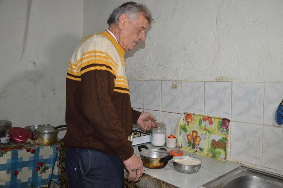 <p>Kozluk Mahallesi'nde oturan Arslan, 15 yıl önce geçirdiği rahatsızlık sonrası yatağa bağımlı kalan annesi Havva Arslan'a vefa örneği sergileyerek, kol kanat geriyor. </p>
<p> </p>