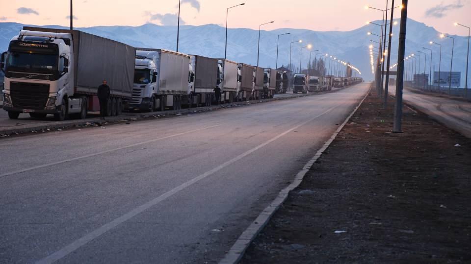 <p>İran üzerinden yurda giriş ya da çıkış yapacak Türk vatandaşları için de sınır kapısında bir dizi önlem alındı.</p>

<p> </p>
