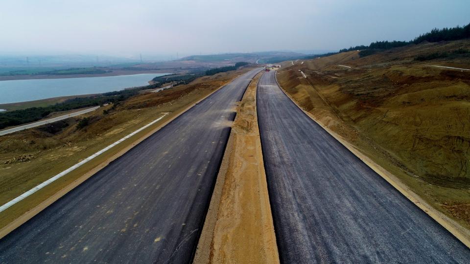 <p>Projede, Karayolları Genel Müdürlüğüne bağlı 76 personelin yanı sıra müşavir teşkilatında 153, yüklenici bünyesinde 4 bin 538 olmak üzere genel toplamda 649'u mühendis toplam 4 bin 767 personel ve 895 iş makinesi 24 saat vardiya usulüyle görev yapıyor.</p>
<p> </p>