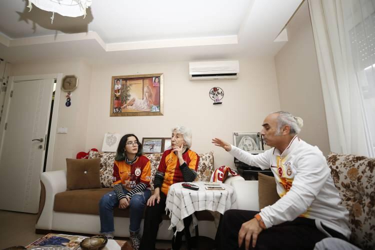 <p>Gönül Sönmez'in kendisi gibi koyu Galatasaray taraftarı oğlu Demir Sönmez ise annesinin futbola olan ilgisinden memnun olduğunu söyledi. </p>

<p> </p>
