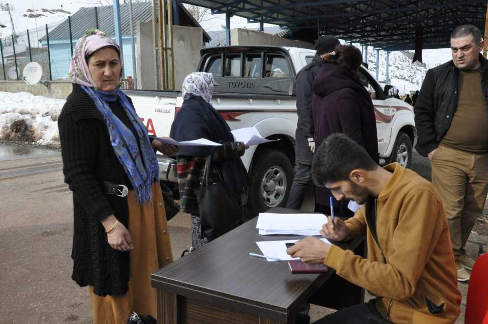 <p>Ağrı İl Sağlık Müdürlüğü, bu işlemler için sınır kapısında doktor ve hemşirelerden oluşan bir grup sağlık çalışanını görevlendirdi.</p>

<p> </p>
