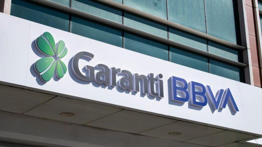 <p>Garanti BBVA ve Sosyal Güvenlik Kurumu (SGK) arasında imzalanan yeni protokol ile emekli maaşını 3 yıl boyunca Garanti BBVA'dan alma taahhüdü veren emekliler, ek ürün koşulu olmadan 1.200 TL'ye varan nakit promosyon ödemesi alabilecek.</p>