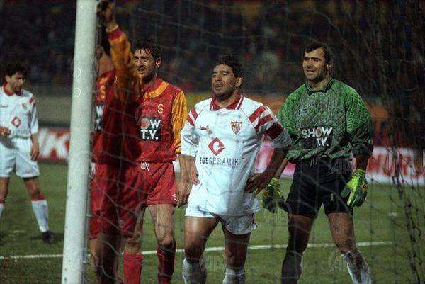 <p>Sevillalı Maradona ve Galatasaraylı Hayrettin (1993)<br />
 </p>
