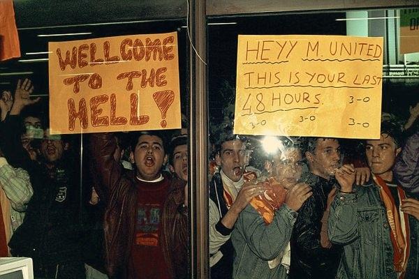 <p>Manchester United kafilesinin,Galatasaray taraftarlarıyla imtihanı (1993)</p>
