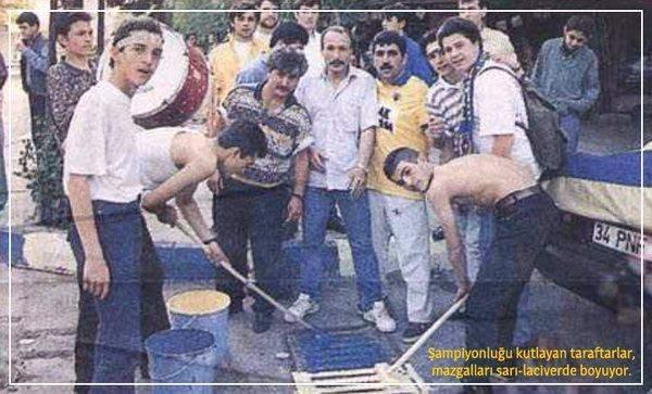 <p>19 Mayıs 1996 - Fenerbahçeli taraftarlardan şampiyonluk manzaraları.</p>
