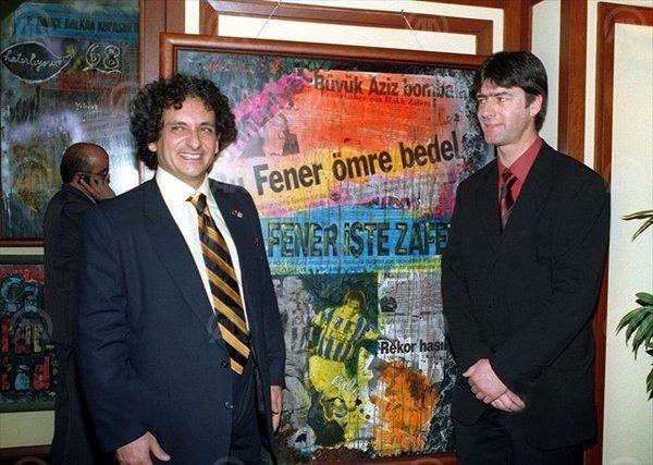 <p>Fenerbahçe Teknik Direktörü Joachim Löw, Bedri Baykam'ın Fenerbahçe Sergisinde (1998)</p>