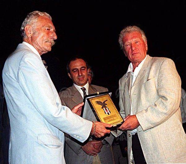 <p>Süleyman Seba, Feldkamp'a ödülünü takdim ederken. (1999)</p>
