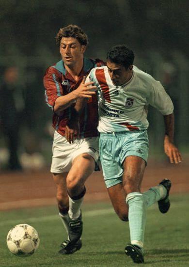 <p>Andy Townsend (Aston Villa) ile Tolunay Kafkas'ın (Trabzonspor) mücadelesi (1994)</p>
