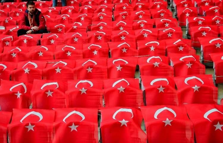<p><strong>Süper Lig'in 24. haftasında Galatasaray - Gençlerbirliği'ni konuk etti. Tribünler İdlib'te hava saldırısı sonucu şehit olan askerlerimizi andı. Maçın başlaması ile birlikte 3 dakika sessiz kaldılar. İşte o görüntüler...</strong></p>
