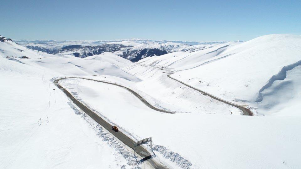 <p>Karayolları ekipleri, Karadeniz ile İç Anadolu arasında ulaşımın sağlandığı 2200 rakımlı Eğribel Geçidi'nde, kar, tipi, çığ gibi olaylara karşı 24 saat mücadele ederek yolu açık tutmaya çalışıyor.</p>
