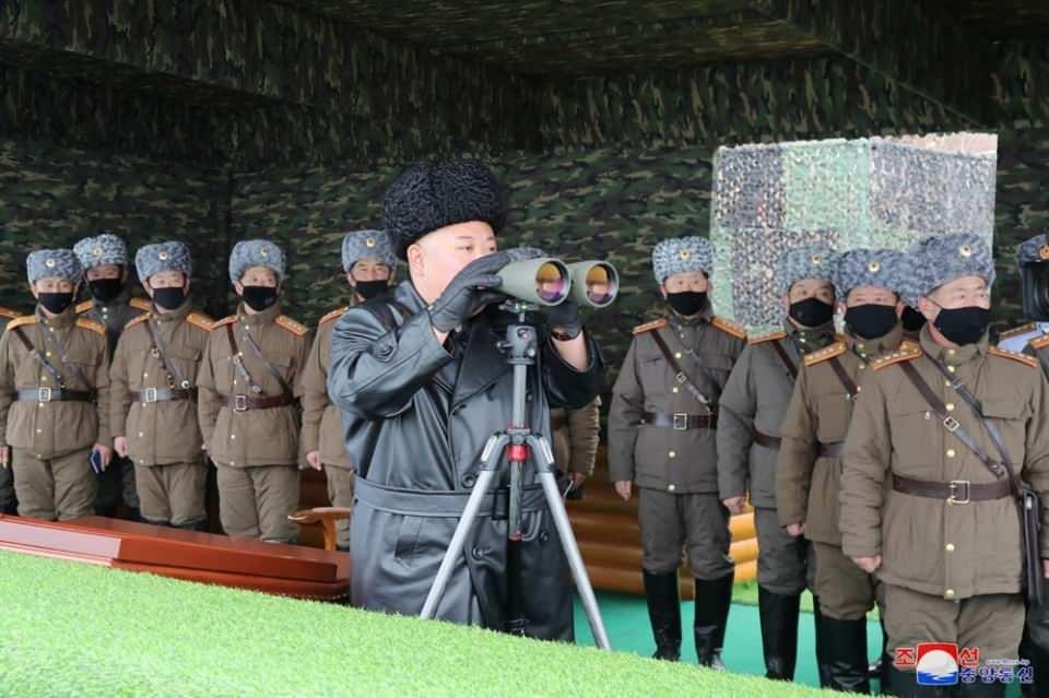 <p>Kim'in etrafındaki askeri yetkililerin maske taktığı vurgulanan haberde, kendisinin ise tatbikatı maske kullanmadan takip ettiğine dikkat çekildi.</p>

<p> </p>
