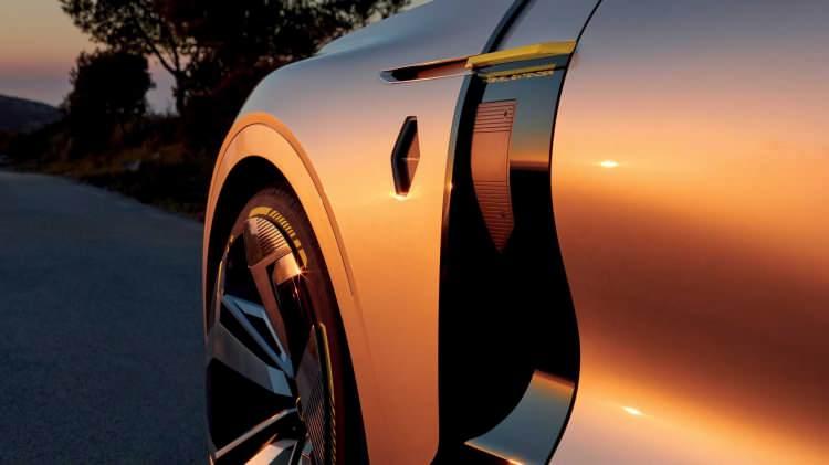 <p>Markanın 2025 yılı sonrasına yönelik kişisel ve paylaşılabilir elektrikli mobilite vizyonunu yansıttığı ifade edilen otomobilin, Renault-Nissan-Mitsubishi İttifakı'nın yeni modüler CMF-EV elektrik platformu üzerinde şekillendirildiği kaydedildi.</p>

<p> </p>

<p> </p>
